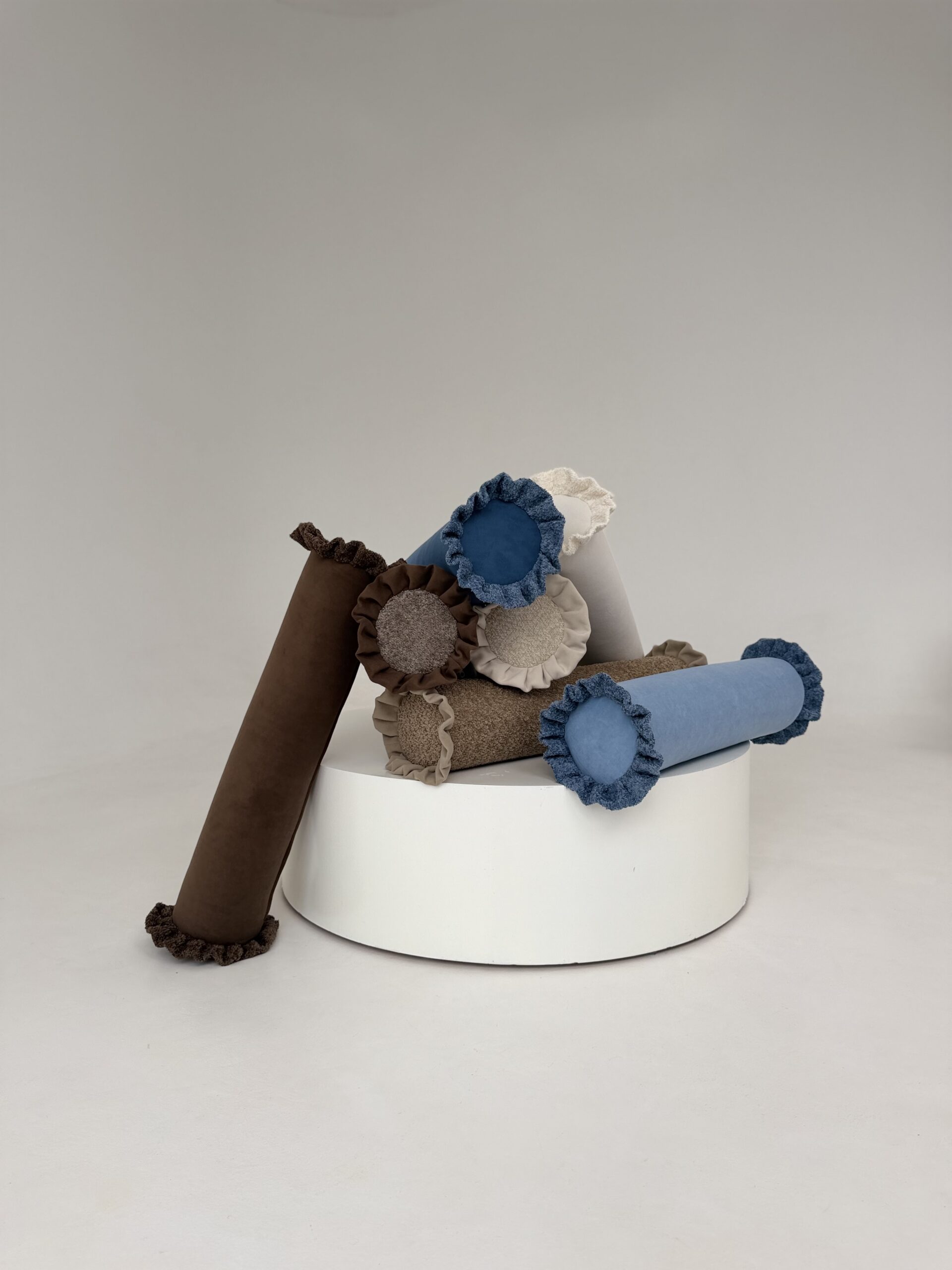 Poduszka wałek z falbanką - obrazek 3