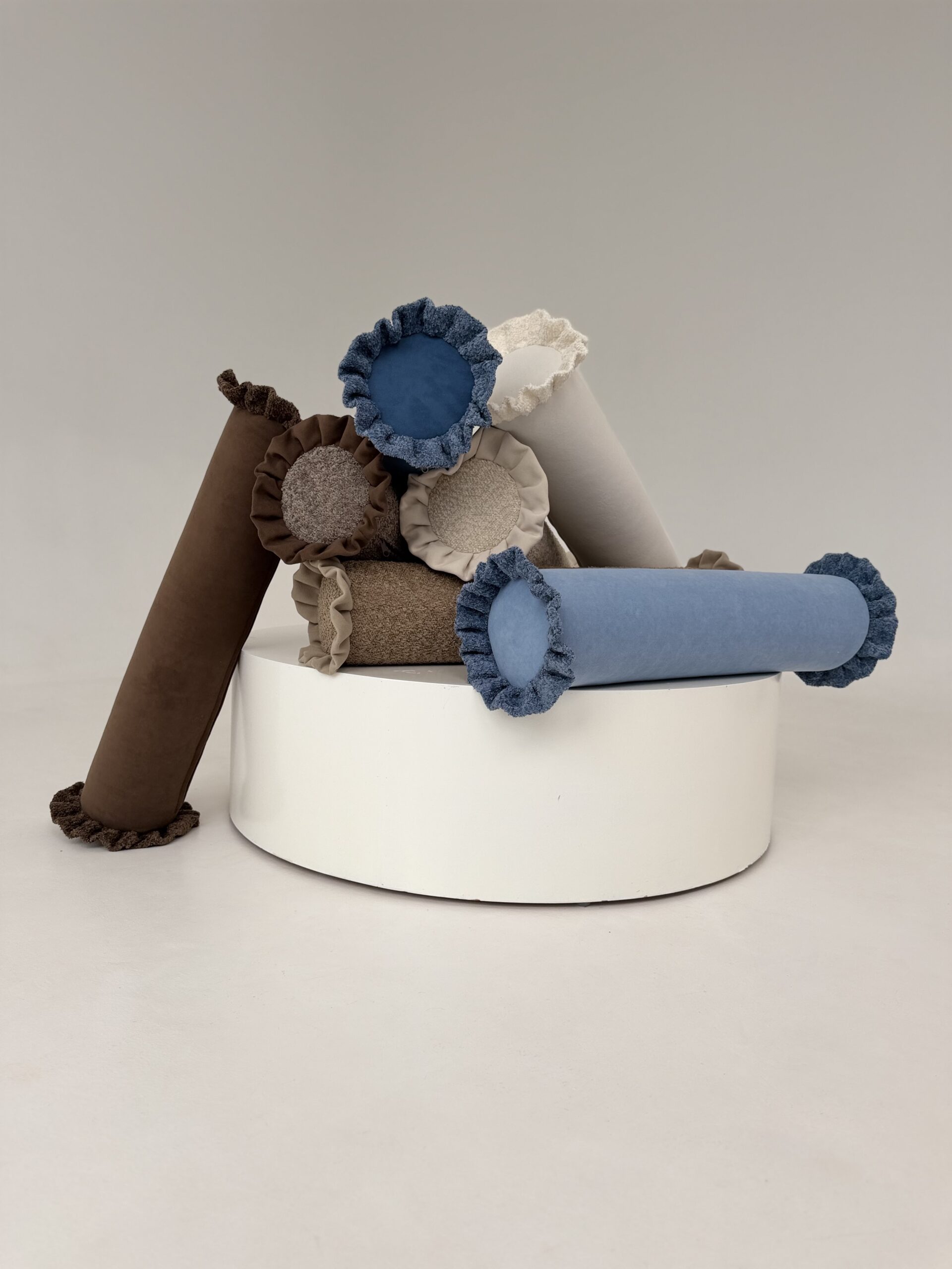 Poduszka wałek z falbanką