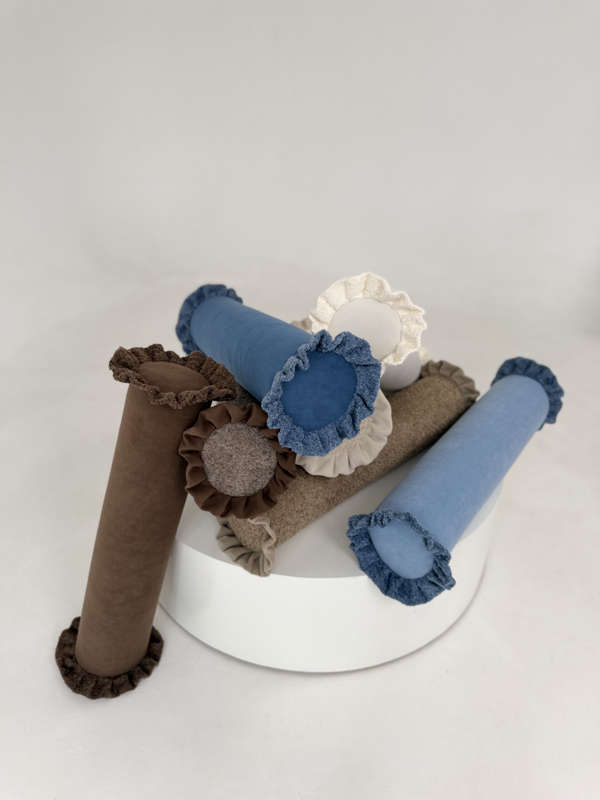 Poduszka wałek z falbanką - obrazek 4